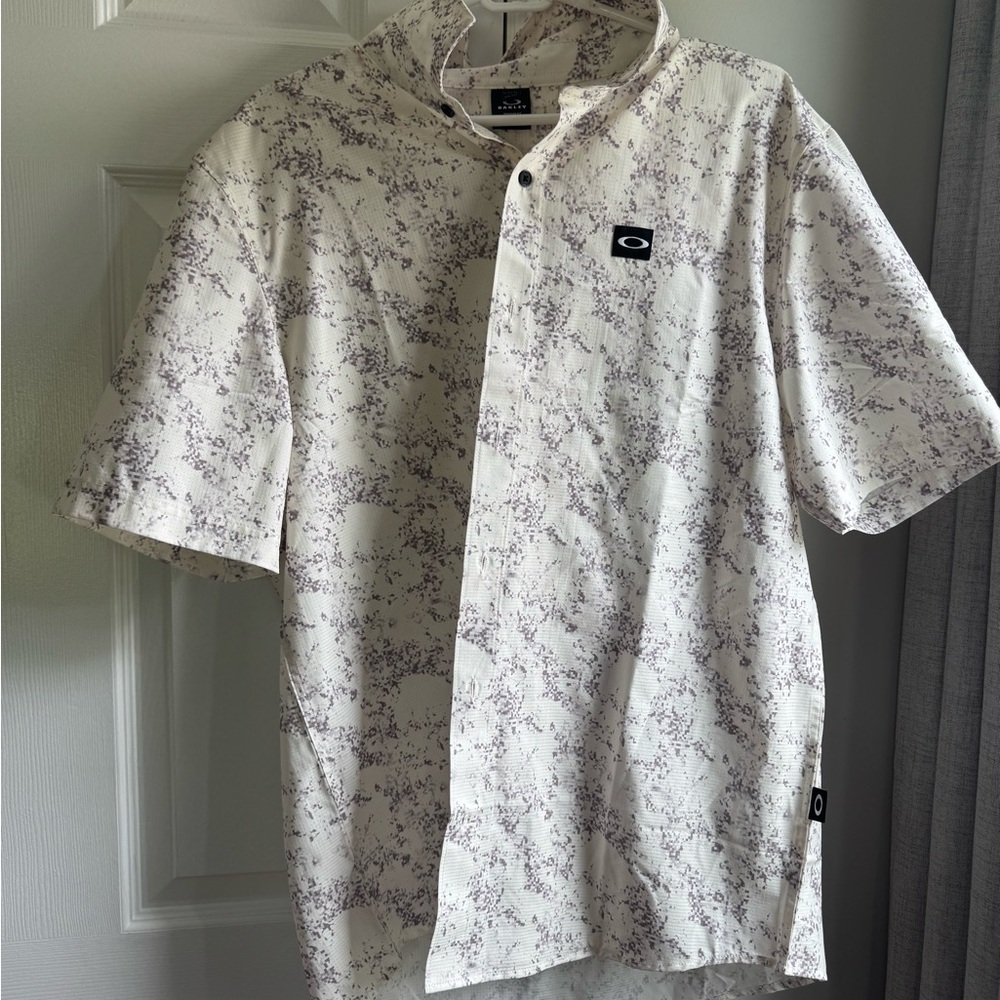 Oakley Men's Casual White and Gray Patterned Shirt